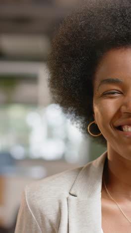 Vertikales-Video-Eines-Halbporträts-Einer-Afroamerikanischen-Gelegenheitsgeschäftsfrau-Im-Büro,-Zeitlupe