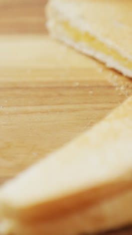 Video-Von-Gerösteten-Käse-Weißbrot-Sandwiches-Auf-Einem-Hölzernen-Schneidebrett-Hintergrund
