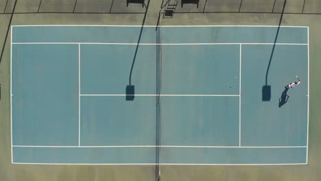 Verschiedene-Männliche-Tennisspieler-Halten-Schläger-In-Der-Hand-Und-Spielen-Tennis-Auf-Dem-Platz