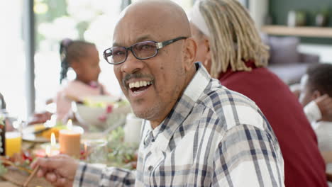 Porträt-Eines-Afroamerikanischen-Großvaters-Mit-Familie-Am-Thanksgiving-Esstisch,-Zeitlupe