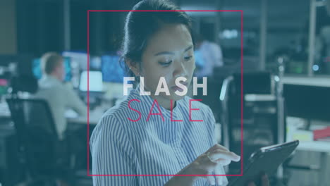 Animation-Eines-Flash-Sale-Textbanners-über-Einer-Nachdenklichen-Asiatischen-Frau,-Die-Im-Büro-Ein-Digitales-Tablet-Verwendet
