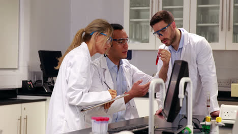 Young-scientists-working-together-in-the-lab