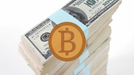 Animation-Von-Bitcoin-über-Einem-Turm-Aus-Banknoten-Auf-Weißem-Hintergrund