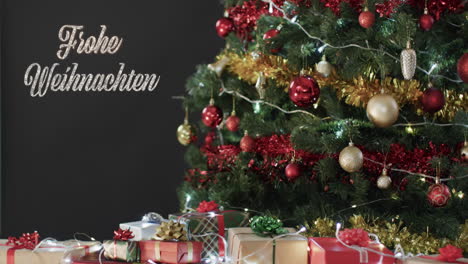 Texto-De-Frohe-Weihnachten-Con-árbol-De-Navidad-Decorado-Y-Regalos-Sobre-Fondo-Negro