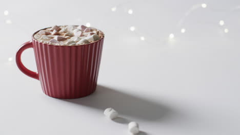 Video-Einer-Roten-Tasse-Weihnachtsschokolade-Mit-Marshmallows-Und-Kopierraum-Auf-Weißem-Hintergrund