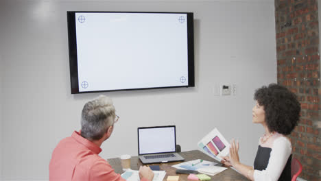 Verschiedene-Kollegen-Führen-Videoanrufe-Mit-Laptop-Und-Monitor,-Kopierplatz-Auf-Bildschirmen,-Zeitlupe