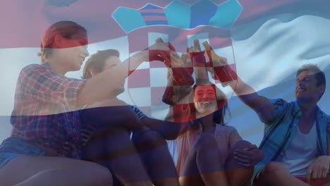 Composite-Video-Einer-Wehenden-Kroatischen-Flagge-Vor-Zwei-Unterschiedlichen-Paaren,-Die-Im-Freien-Mit-Bier-Anstoßen