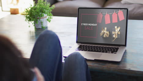 Knie-Einer-Frau-Am-Tisch-Mit-Laptop,-Online-Shopping-Während-Des-Cyber-Monday-Verkaufs,-Zeitlupe