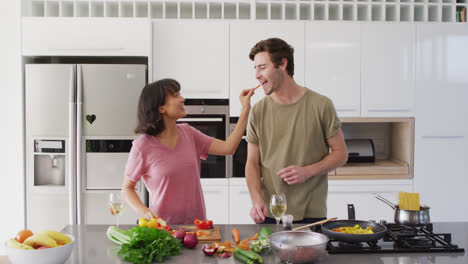 Video-Eines-Glücklichen,-Unterschiedlichen-Paares,-Das-Gemeinsam-Eine-Mahlzeit-Zubereitet