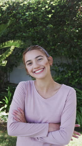 Feliz-Mujer-Caucásica-Parada-Y-Sonriendo-En-Un-Jardín-Soleado,-Cámara-Lenta