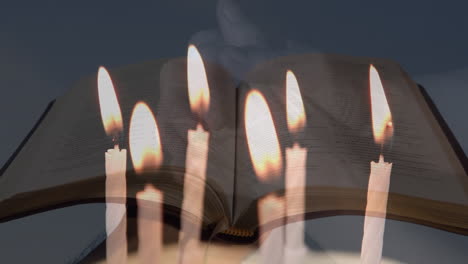 Composite-Video-Von-Brennenden-Kerzen-über-Frauenhänden-Mit-Rosenkranzgebet-Vor-Offener-Bibel