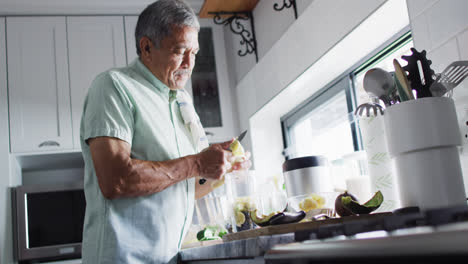 Feliz-Hombre-Birracial-Senior-Preparando-Una-Bebida-Saludable-En-La-Cocina