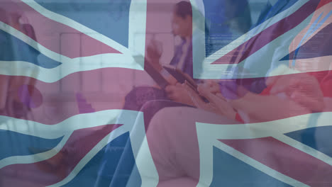 Animation-Der-Flagge-Des-Vereinigten-Königreichs-Und-Datenverarbeitung-Durch-Verschiedene-Geschäftsleute,-Die-Tablets-Verwenden