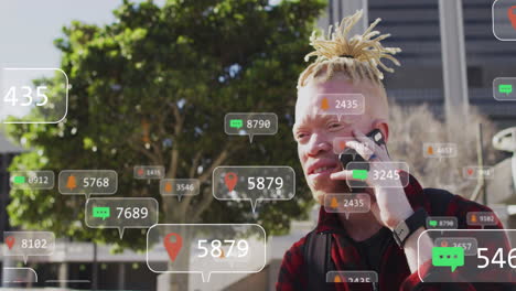 Animation-Der-Social-Media-Datenverarbeitung-über-Einen-Albino-Mann,-Der-In-Der-Stadt-Sein-Smartphone-Benutzt