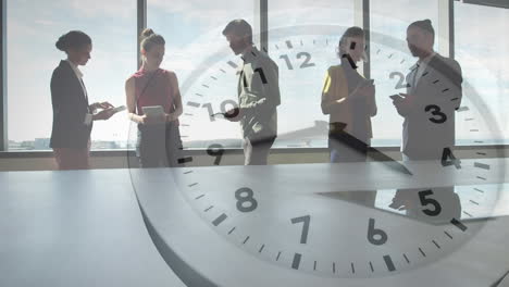 Animation-Einer-Tickenden-Uhr-Vor-Dem-Hintergrund-Von-Geschäftsleuten,-Die-Im-Büro-Diskutieren