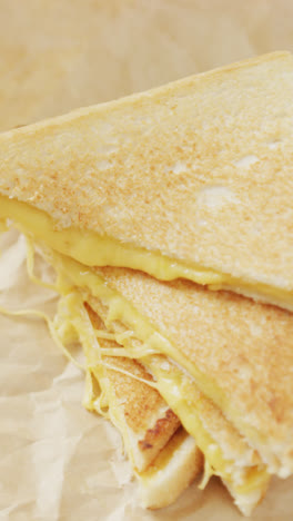 Video-Von-Gerösteten-Käse-Weißbrot-Sandwiches-Auf-Papier-Und-Teller