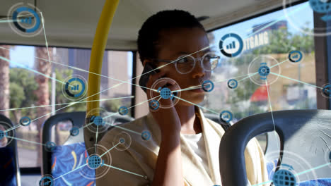 Animación-De-La-Red-De-Conexiones-Sobre-Una-Mujer-Afroamericana-Usando-Un-Teléfono-Inteligente-En-Un-Autobús