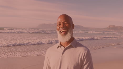 Porträt-Eines-Afroamerikanischen-Seniors,-Der-Am-Strand-Lächelt
