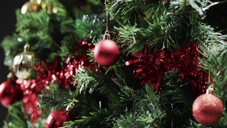 Video-Eines-Weihnachtsbaums-Mit-Kugeldekorationen-Und-Kopierraum