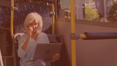Mujer-Mayor-Caucásica-Con-Gafas-Y-Usando-Una-Computadora-Portátil-En-El-Autobús