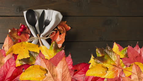 Animation-Von-Herbstblättern-über-Dem-Gedeckhintergrund-Des-Thanksgiving-Dinners