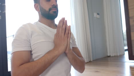 Hombre-Birracial-Haciendo-Yoga-Y-Meditando-En-Casa,-Cámara-Lenta