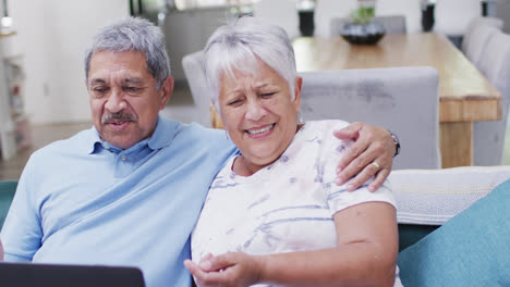 Glückliches-älteres-Gemischtrassiges-Paar-Winkt-Und-Führt-Videoanruf