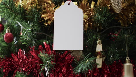 Video-Eines-Weihnachtsbaums-Mit-Dekorationen-Und-Etikett-Mit-Kopierplatz