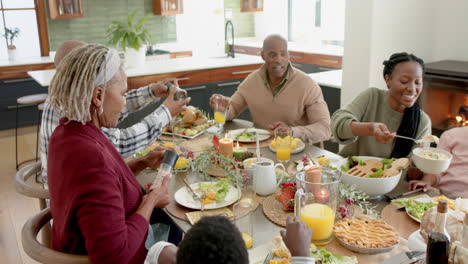 Padres,-Niños-Y-Abuelos-Afroamericanos-Celebrando-En-La-Cena-De-Acción-De-Gracias,-Cámara-Lenta