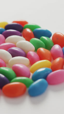 Video-Der-Nahaufnahme-Von-Mehrfarbigen-Süßigkeiten,-Die-Einen-Kreis-Auf-Weißem-Hintergrund-Bilden