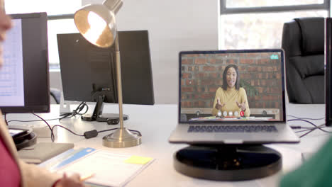 Laptop-Mit-Videoanruf-Mit-Kaukasischer-Geschäftsfrau-Auf-Dem-Bildschirm