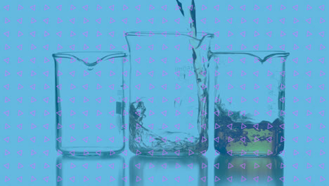 Animation-Von-Reihen-Rosa-Mustern-über-Laborbechern-Mit-Flüssigkeit-Auf-Blauem-Hintergrund