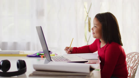 Video-Eines-Glücklichen-Asiatischen-Mädchens-Beim-Online-Unterricht