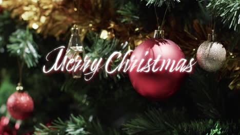 Frohe-Weihnachten-Text-über-Dekorationen-Hängen-Am-Weihnachtsbaum