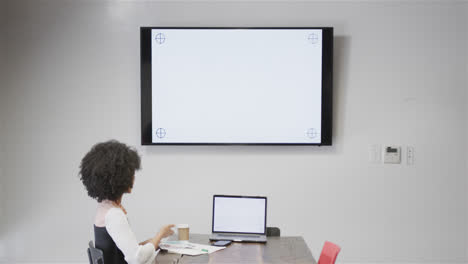 Biracial-Casual-Geschäftsfrau-Mit-Videoanruf-Auf-Laptop-Und-Monitor-Mit-Kopierraum,-Zeitlupe