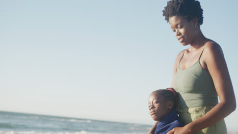 Glückliche-Afroamerikanische-Mutter-Und-Tochter-Umarmen-Sich-Am-Strand,-In-Zeitlupe,-Mit-Kopierraum
