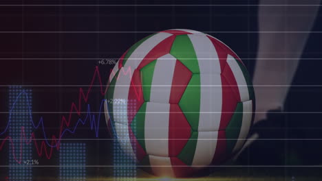 Animation-Von-Diagrammen,-Die-Daten-über-Den-Beinen-Eines-Fußballspielers-Verarbeiten,-Der-Einen-Ball-Mit-Der-Italienischen-Flagge-Kickt