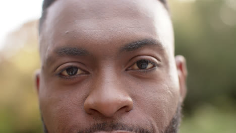 Porträt,-Nahaufnahme,-Glücklicher-Afroamerikanischer-Mann,-Der-Im-Garten-Lächelt,-In-Zeitlupe