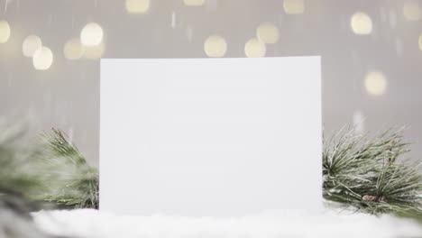 Video-Von-Weihnachtsdekorationen-Und-Weißer-Karte-Mit-Kopierraum-Auf-Schneehintergrund