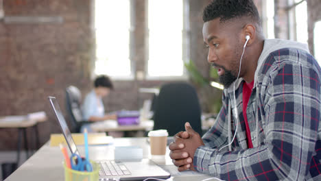 Fokussierter-Afroamerikanischer-Gelegenheitsgeschäftsmann-Mit-Laptop-Videoanruf-Im-Büro-In-Zeitlupe