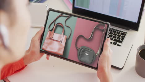 Kaukasische-Frau-Am-Schreibtisch-Mit-Tablet,-Online-Shopping-Für-Handtaschen,-Zeitlupe