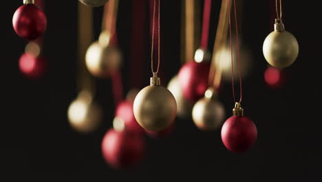 Video-Von-Weihnachtsdekorationen-Mit-Goldenen-Und-Roten-Kugeln-Und-Platz-Zum-Kopieren-Auf-Schwarzem-Hintergrund