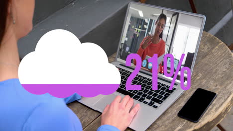Animation-Des-Cloud-Upload-Symbols-Vor-Der-Rückansicht-Einer-Frau,-Die-In-Einem-Café-Einen-Videoanruf-Auf-Ihrem-Laptop-Führt