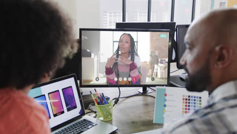 Afroamerikanische-Geschäftsleute-Bei-Einem-Videoanruf-Mit-Einer-Afroamerikanischen-Kollegin-Auf-Dem-Bildschirm