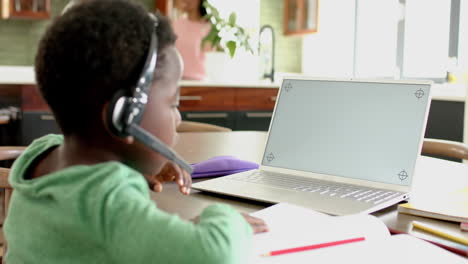 Afroamerikanischer-Junge-Mit-Online-Unterricht-über-Kopfhörer-Und-Laptop-Mit-Kopierraum,-Zeitlupe