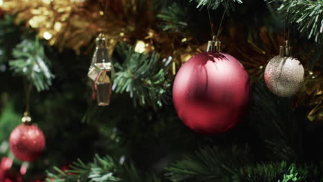 Video-Eines-Weihnachtsbaums-Mit-Kugeldekorationen-Und-Kopierraum