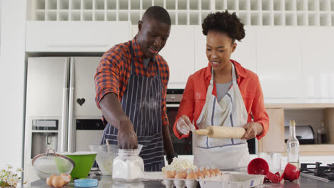 Video-Eines-Glücklichen-Afroamerikanischen-Paares,-Das-Zusammen-In-Der-Küche-Backt