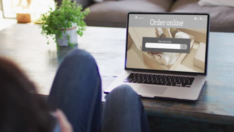 Knie-Einer-Frau-Am-Tisch-Mit-Laptop,-Online-Shopping-Für-Schönheitsprodukte,-Zeitlupe