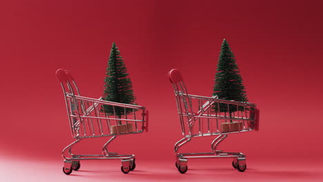 Video-Eines-Einkaufswagens-Mit-Weihnachtsbäumen-Und-Kopierraum-Auf-Rotem-Hintergrund