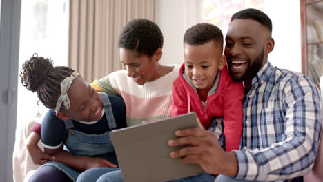 Felices-Padres-Afroamericanos,-Hijo-E-Hija-Tomándose-Selfie-En-Casa,-Cámara-Lenta